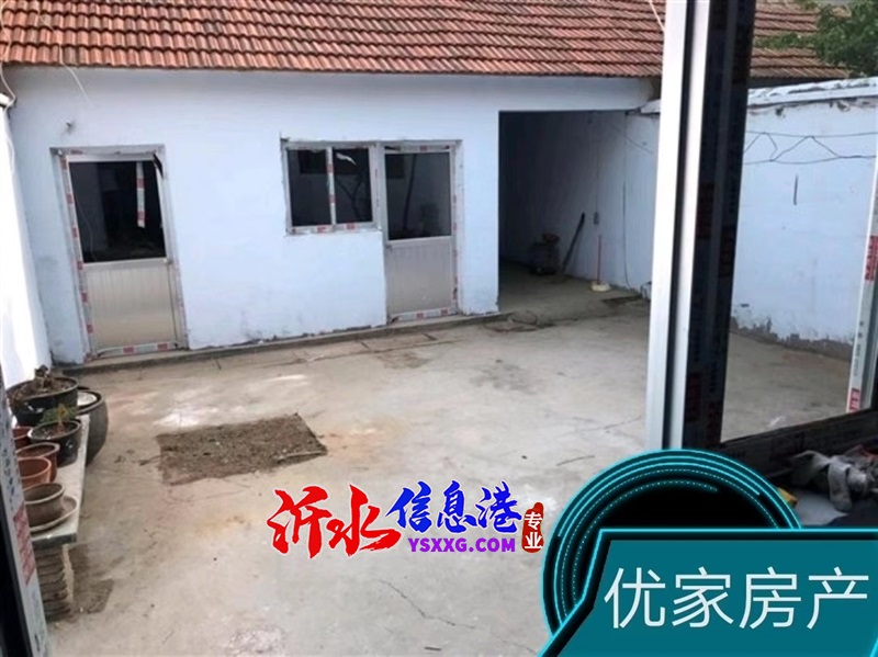 政務(wù)大廳附近瓦房?jī)砷g帶院子